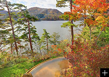 四季折々の景色が楽しめる絶景露天温泉。紅葉。