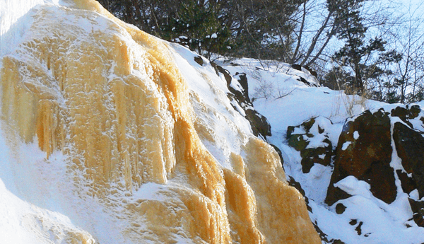 氷結する滝（イエローフォール）